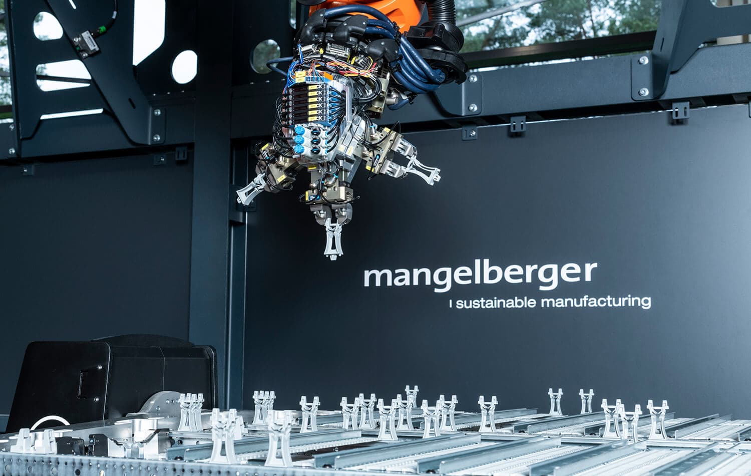 Schaltanlagen werden von Robotern bestückt und automatisiert konfiguriert
